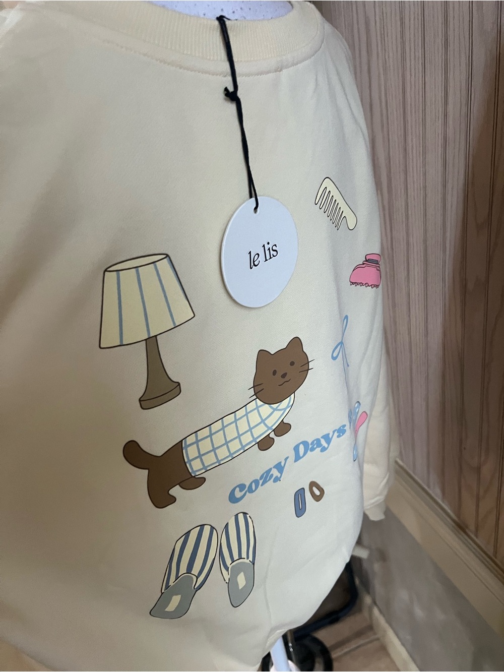 Le Lis Pale Yellow Crewneck Sweatshirt with Small Cat Graphic - Picture 4 of 10